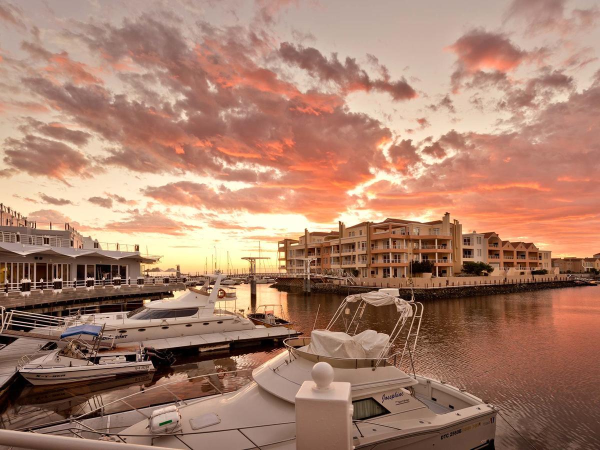 Krystal Beach Hotel Gordons Bay Exterior photo